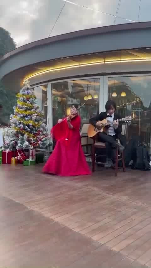 Video biểu diễn nhạc cụ của Sun & Sea Events