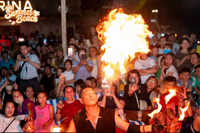Múa lửa tại sự kiện Sun & Sea